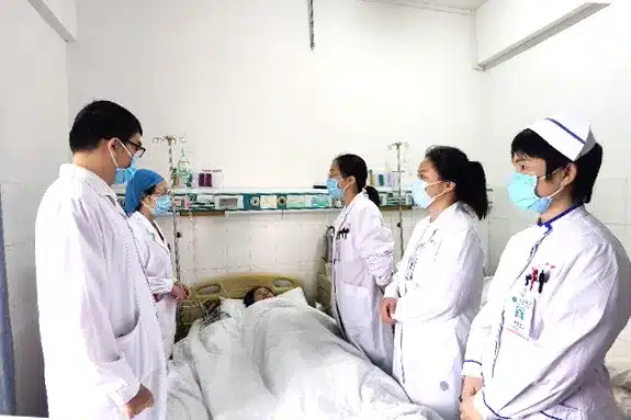 Associate Director Tan Xiaoqing and the medical team conducting rounds after infusion